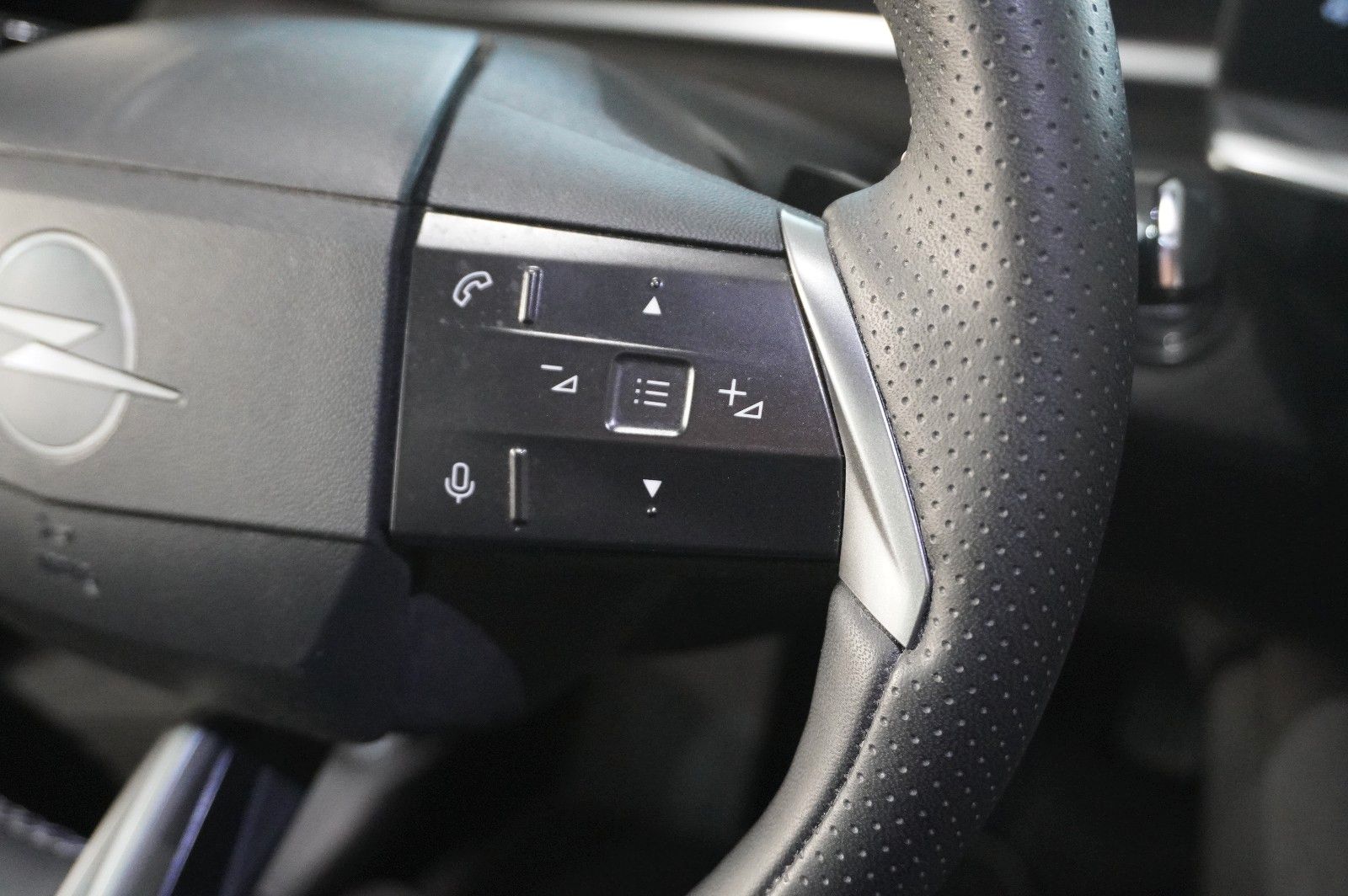 Fahrzeugabbildung Opel Grandland 1.2 GS SPORT HYBRID NAVI/LED/KAMERA/SH