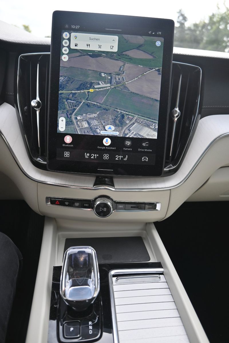 Fahrzeugabbildung Volvo XC60 B5 B  Ultra Dark AWD*B&W*PANO*LUFT*AHK*