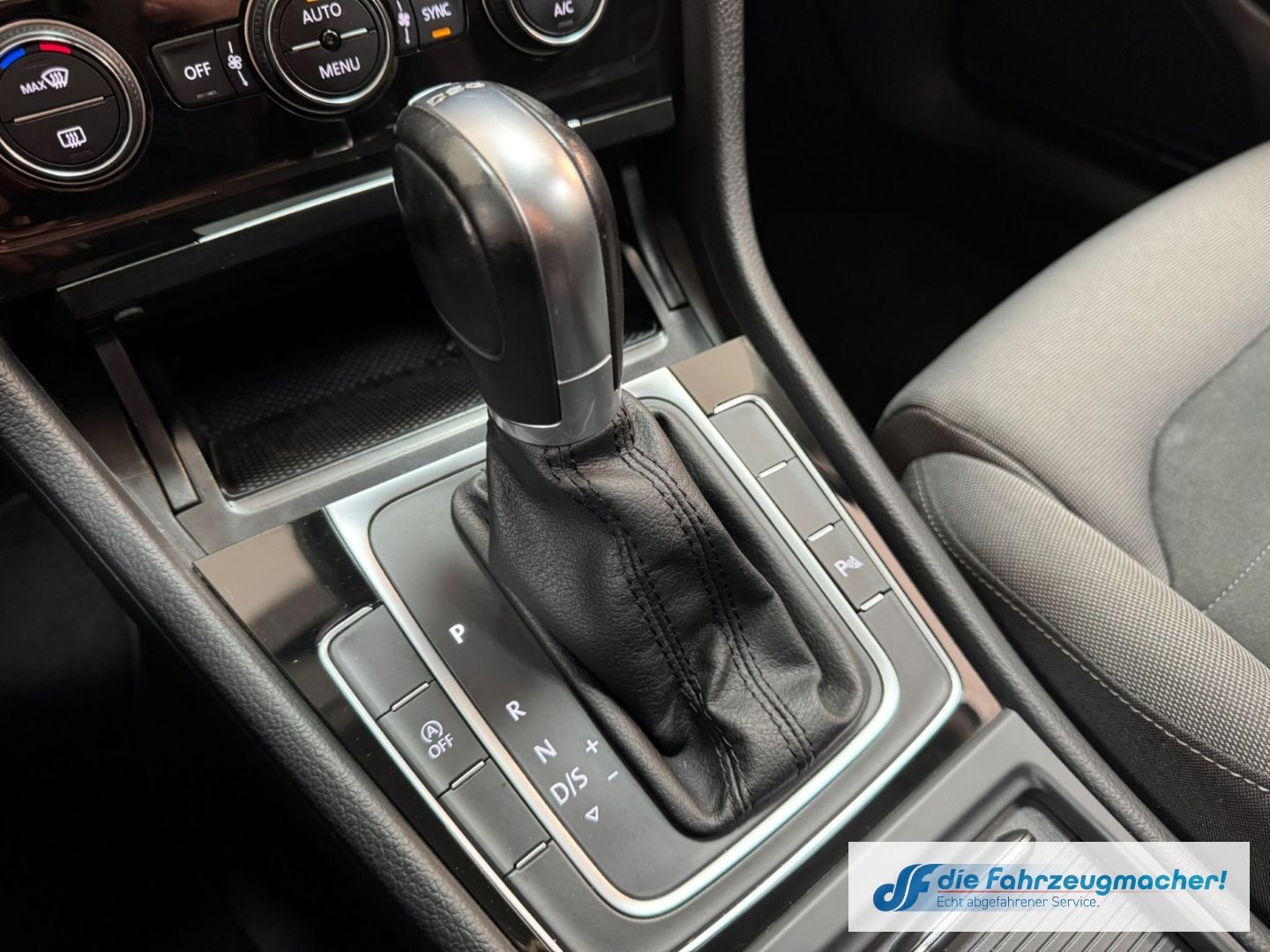 Fahrzeugabbildung Volkswagen Golf VII Highline R-Line Sportpaket Navi LED ACC