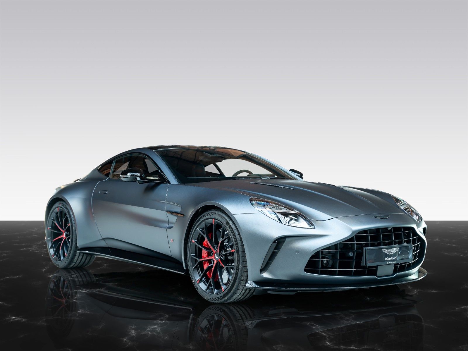 Aston Martin Vantage S | Q Paint | Satin | Carbon Interieur