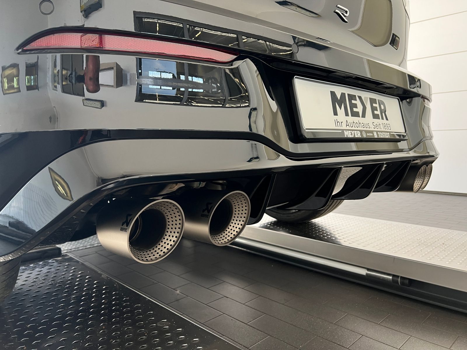Fahrzeugabbildung Volkswagen Golf VIII R 2.0 TSI DSG 4MOTION *R-Performance,