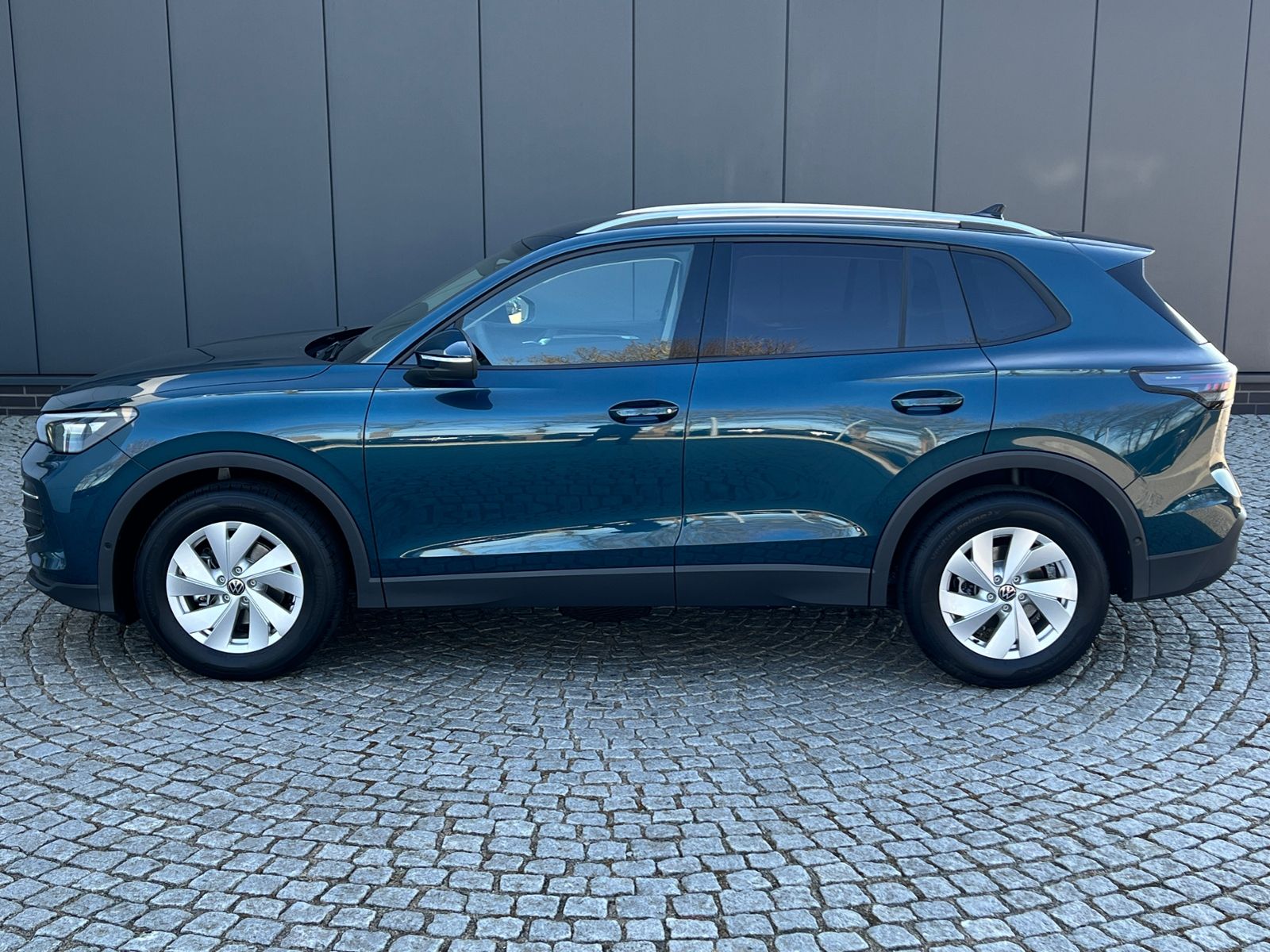 Fahrzeugabbildung Volkswagen Tiguan LIFE 1.5 eTSI DSG *AHK, LED Plus, Kamera,