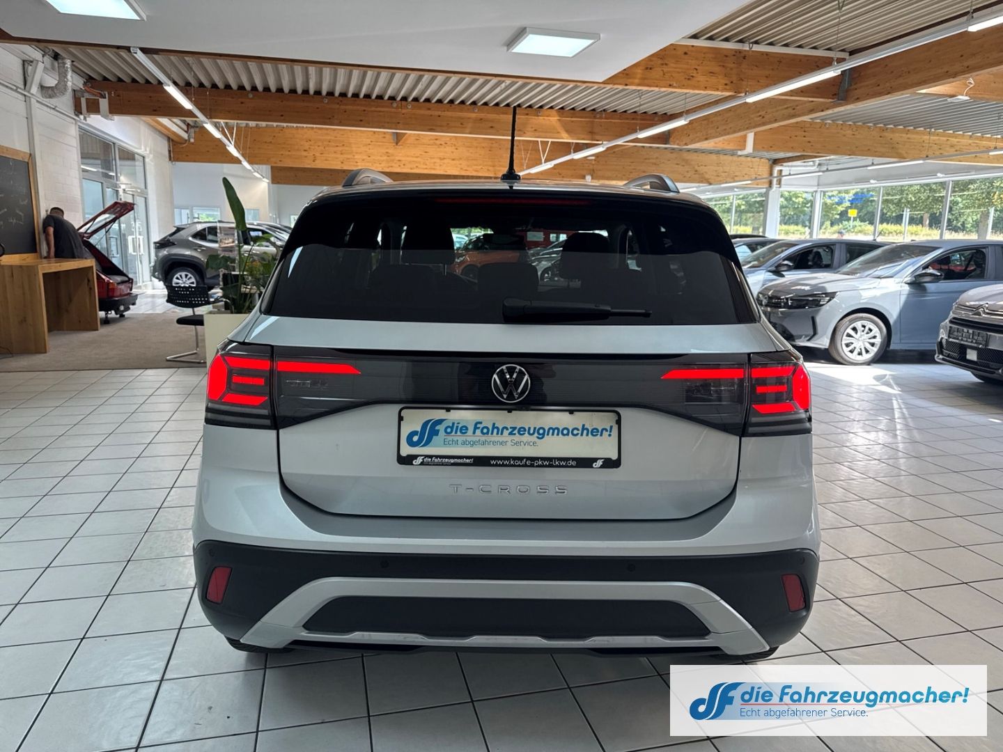 Fahrzeugabbildung Volkswagen T-Cross 1.0 TSI 85 kW Life Digitales Cockpit LED