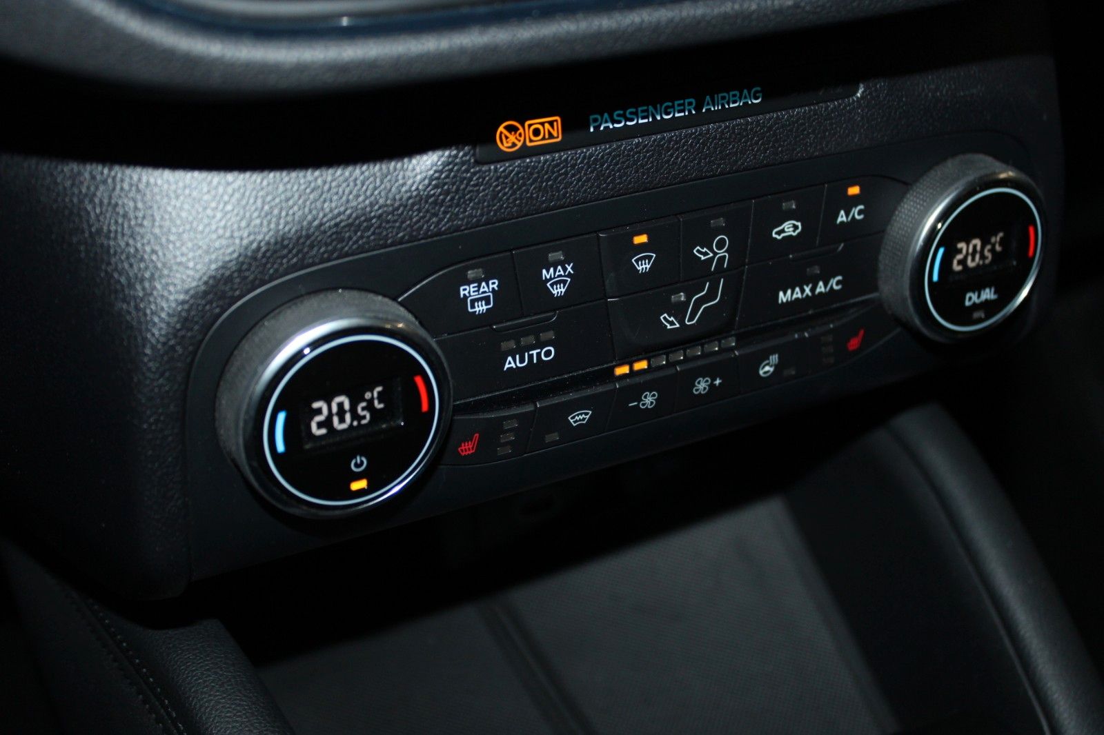 Fahrzeugabbildung Ford Kuga PHEV Aut. Titanium AHK NAVI WinterPaket