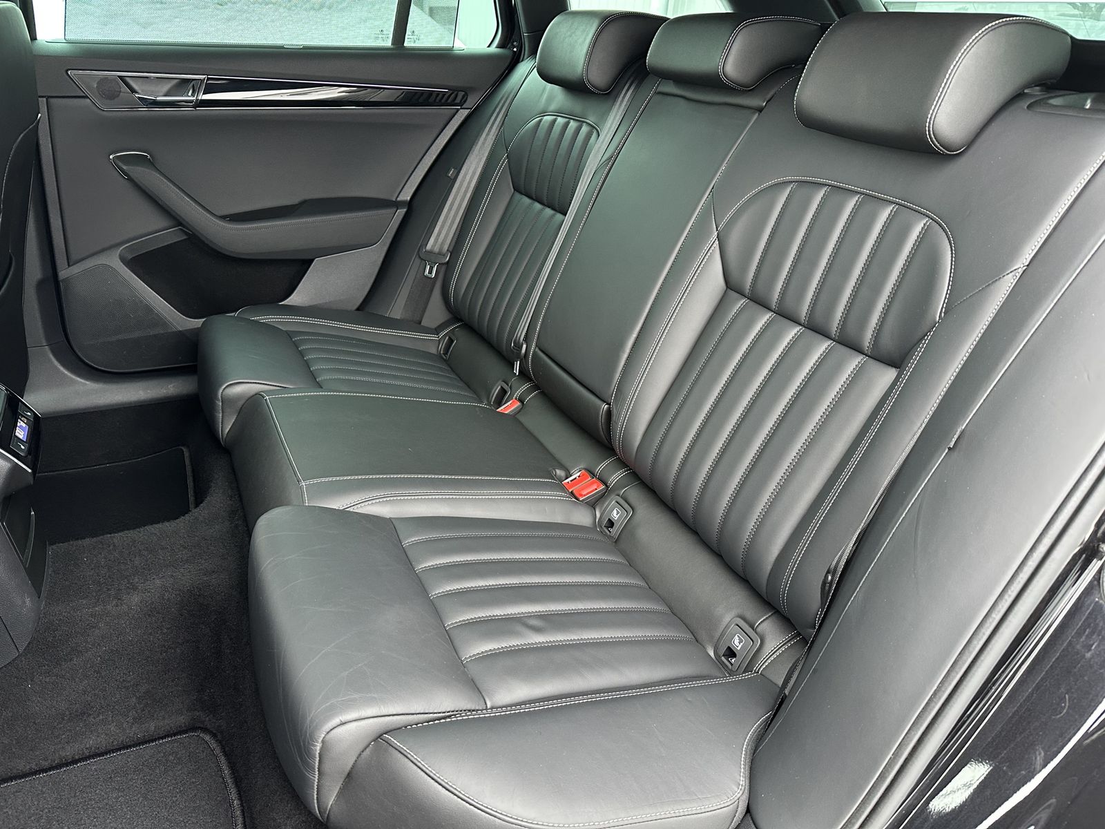 Fahrzeugabbildung SKODA Superb Combi 2.0 TDI DSG L&K NAV+LED+KAMERA+19ZO