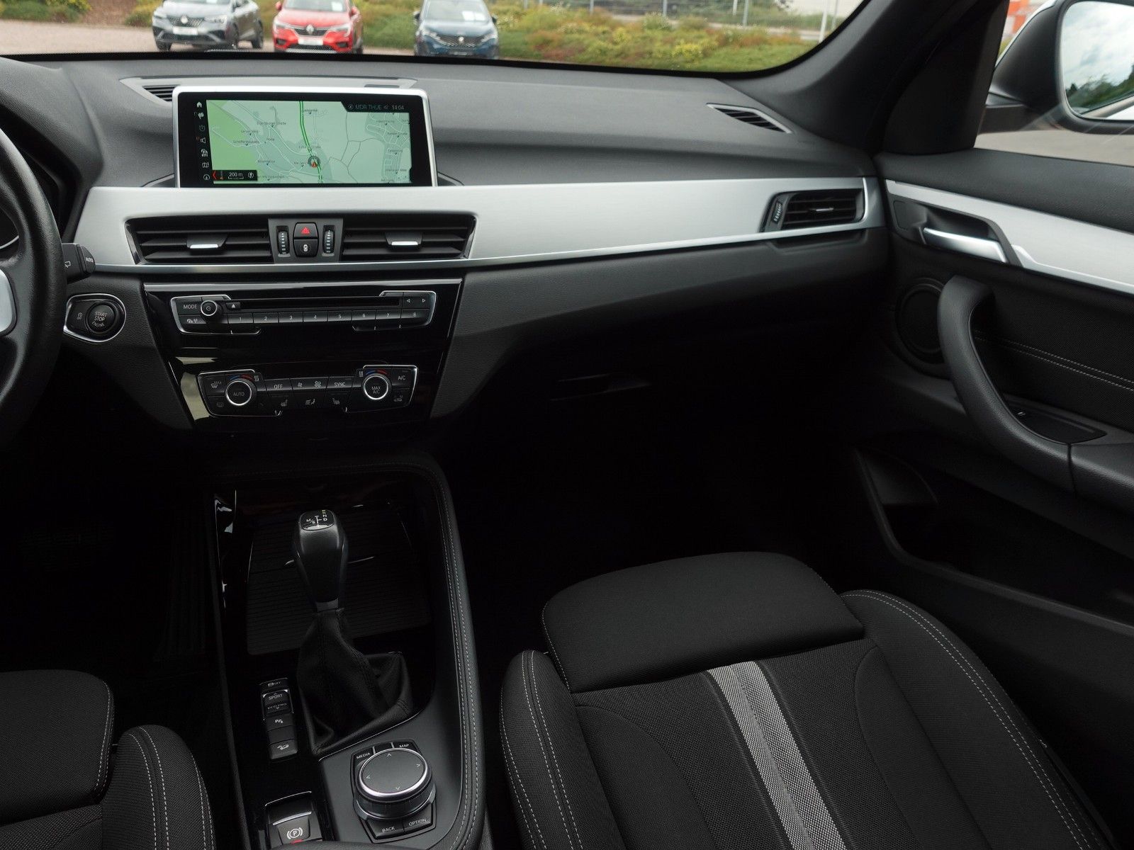 Fahrzeugabbildung BMW X1 xDrive20i A Sport Line I.Hd/AHK/LED/HeadUp/18