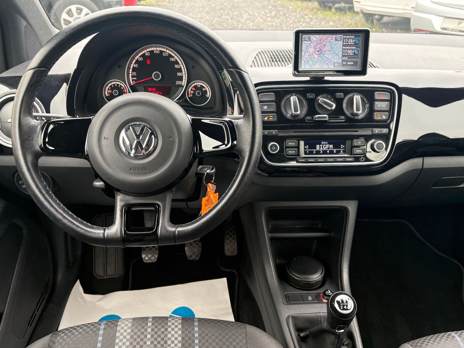 Fahrzeugabbildung Volkswagen up! 1.0 club up! Navi SHZ Klima 2.HD SCHECKHEFT