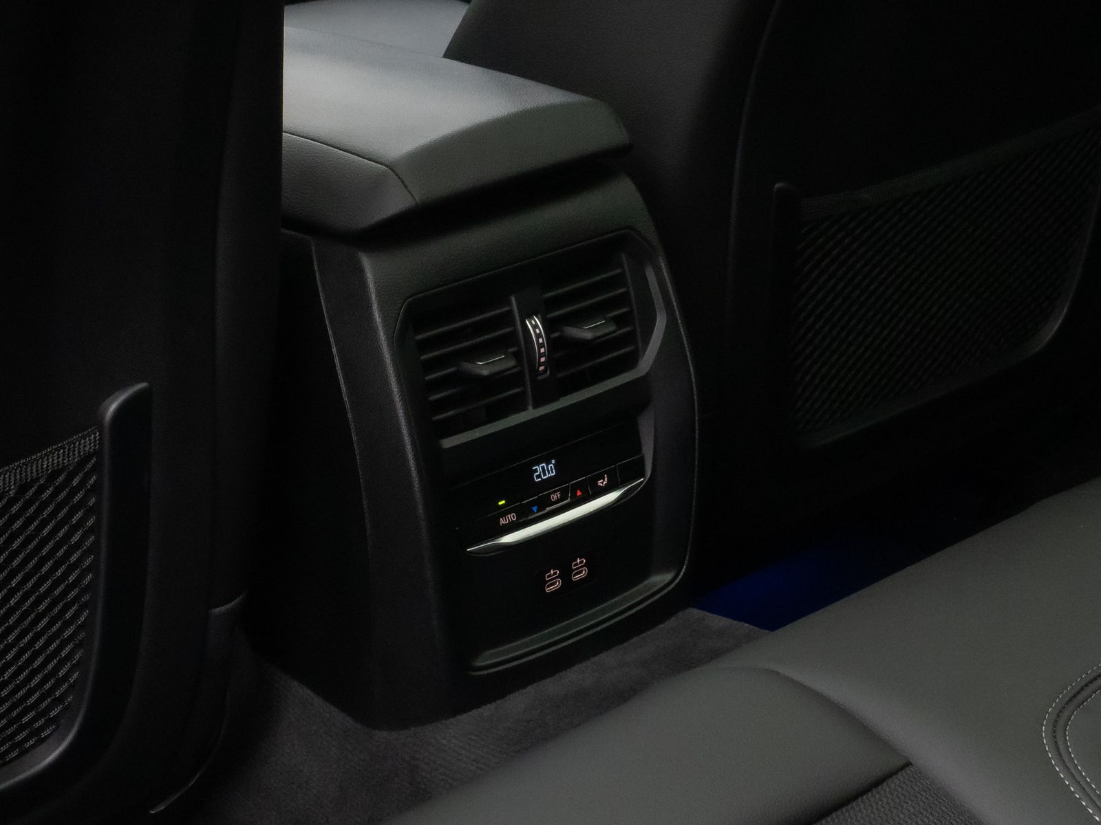 Fahrzeugabbildung BMW 320d Sport Line Panorama Laser HUD DAB HiFi AHK