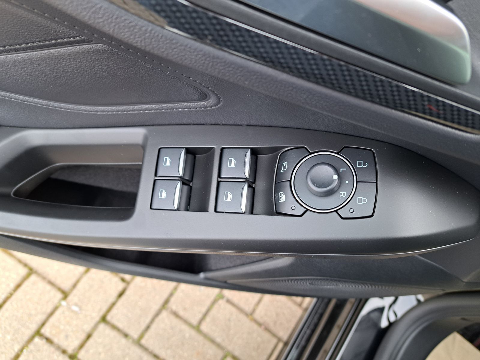Fahrzeugabbildung Ford Focus ST-Line X 1.0 EB WINTERPAKET UPE: 40.200 €