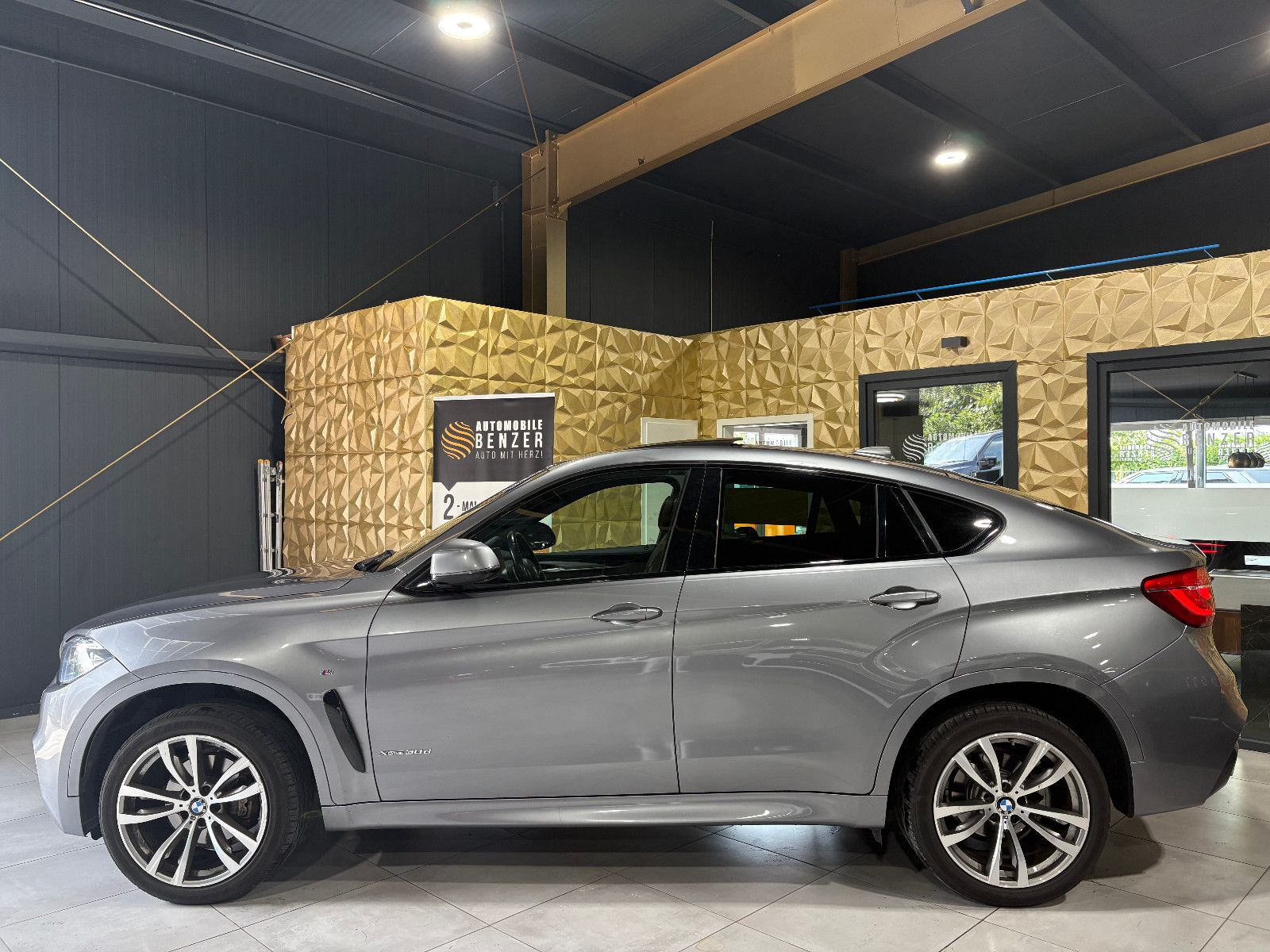 Fahrzeugabbildung BMW X6 xDrive 30 d/360°/PANO/HEAD-UP/NAVI/MEMORY/SHZ