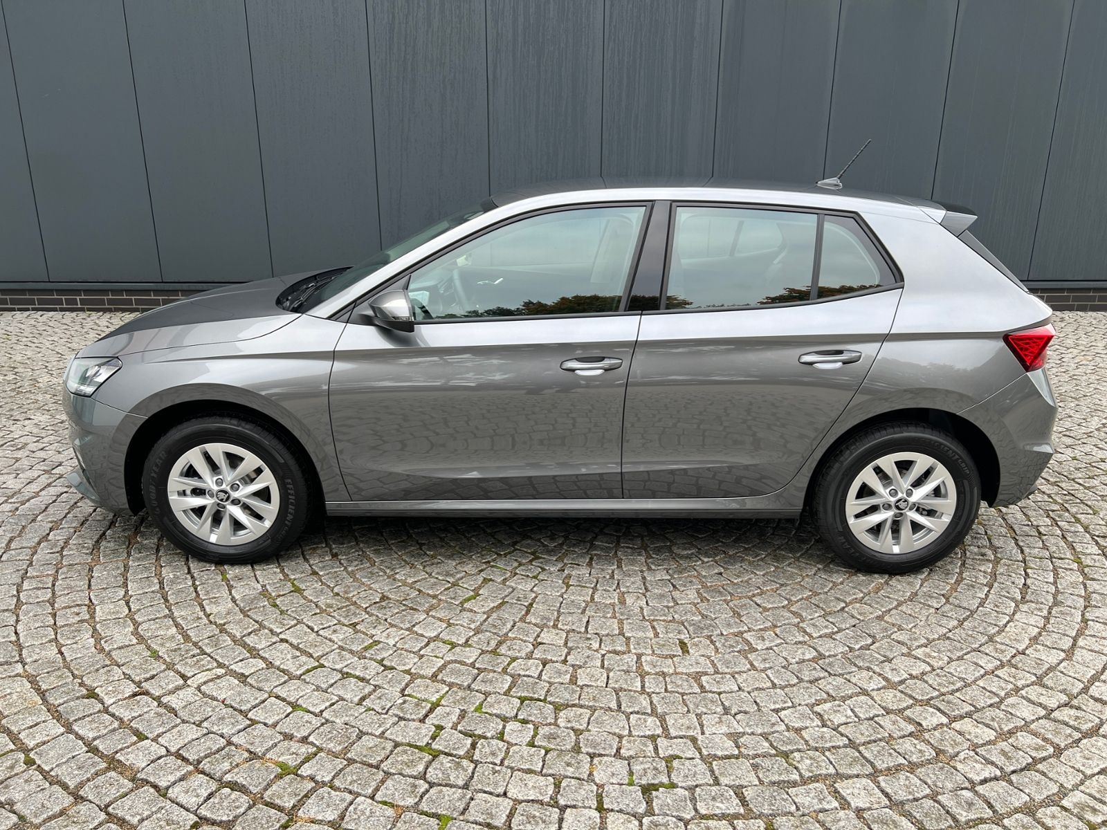 Fahrzeugabbildung SKODA Fabia Edition 130 1.0 TSI DSG *Garantie, LED, 15