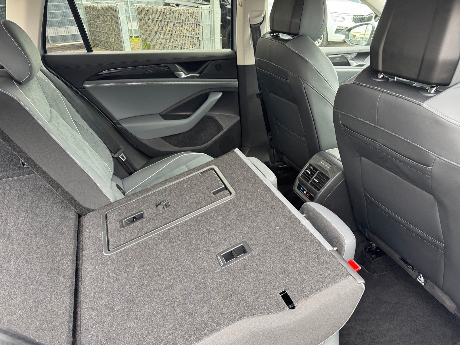 Fahrzeugabbildung Volkswagen Passat Variant 1.5 eTSI Business