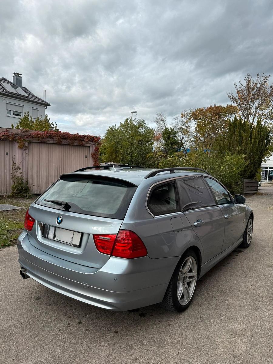 BMW 330 2009 — rear view
