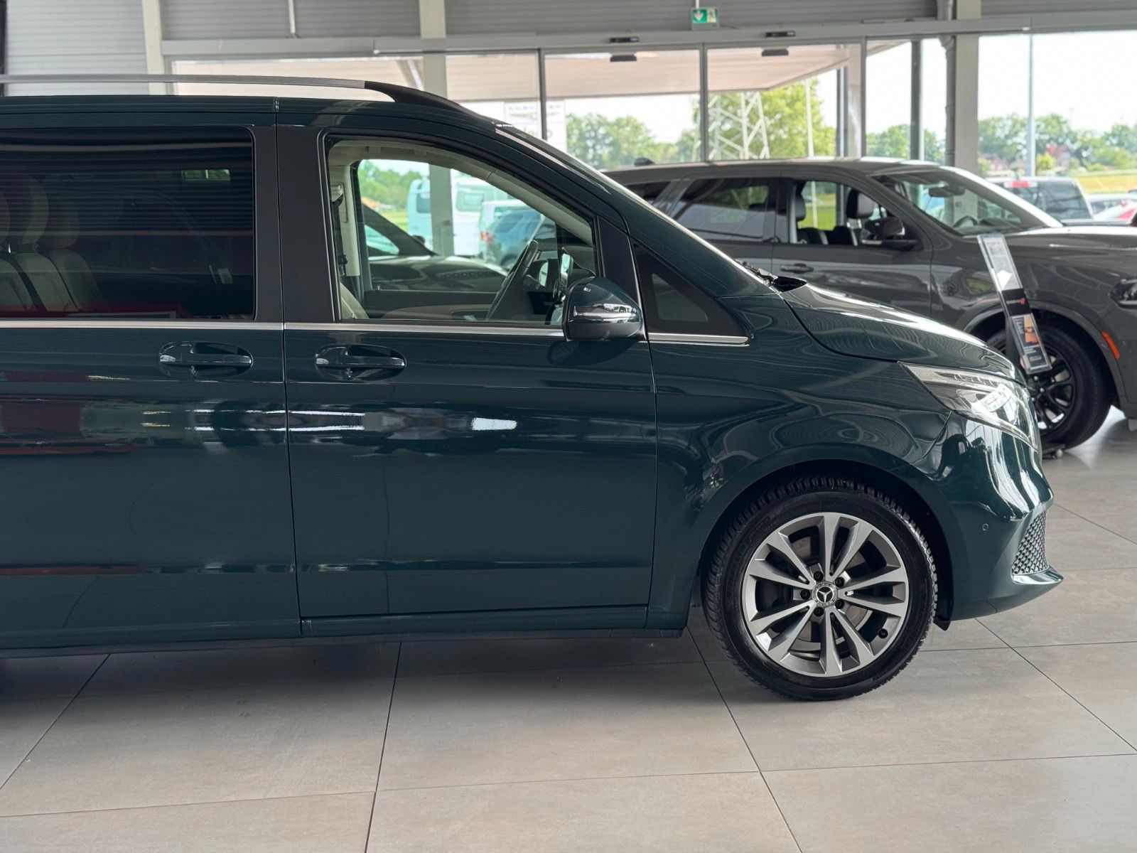 Fahrzeugabbildung Mercedes-Benz V-Klasse V 250d AVANTGARDE EDITION lang "AHK"