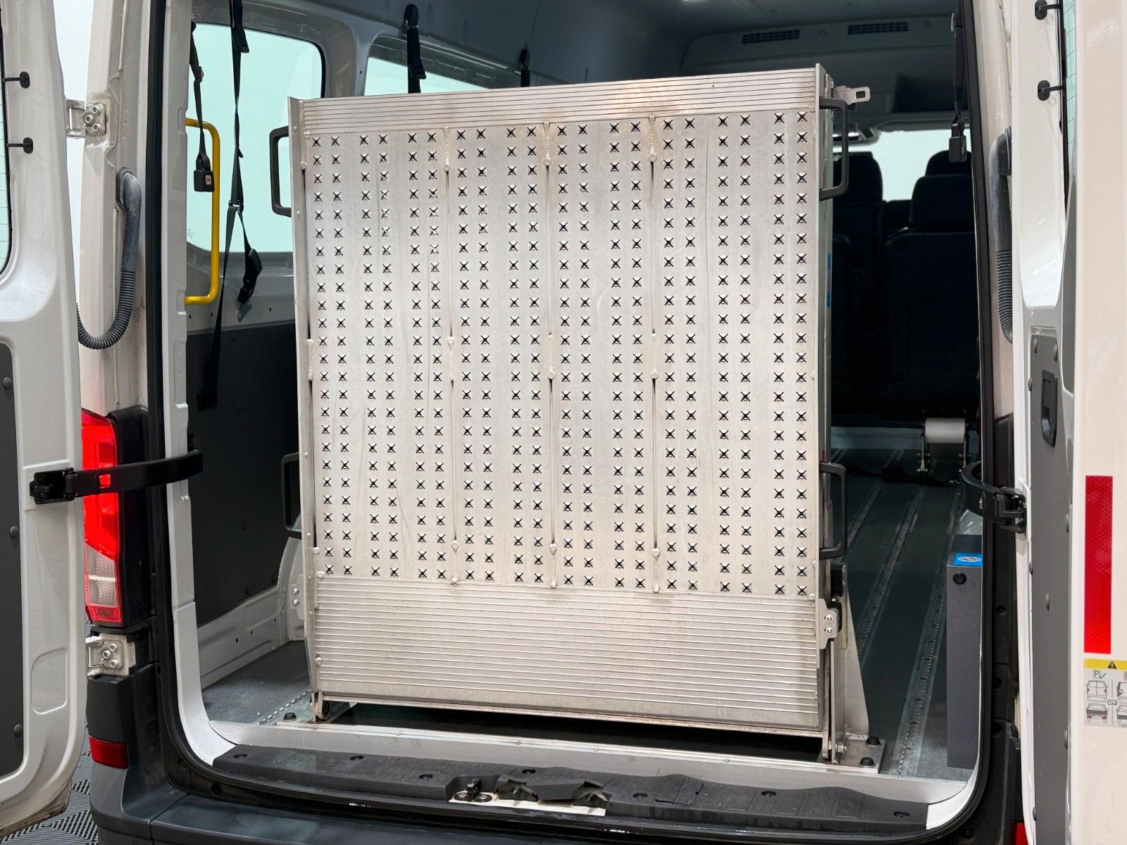 Fahrzeugabbildung Volkswagen Crafter 35 LH-Behindertengerecht-Rampe-Liftachse