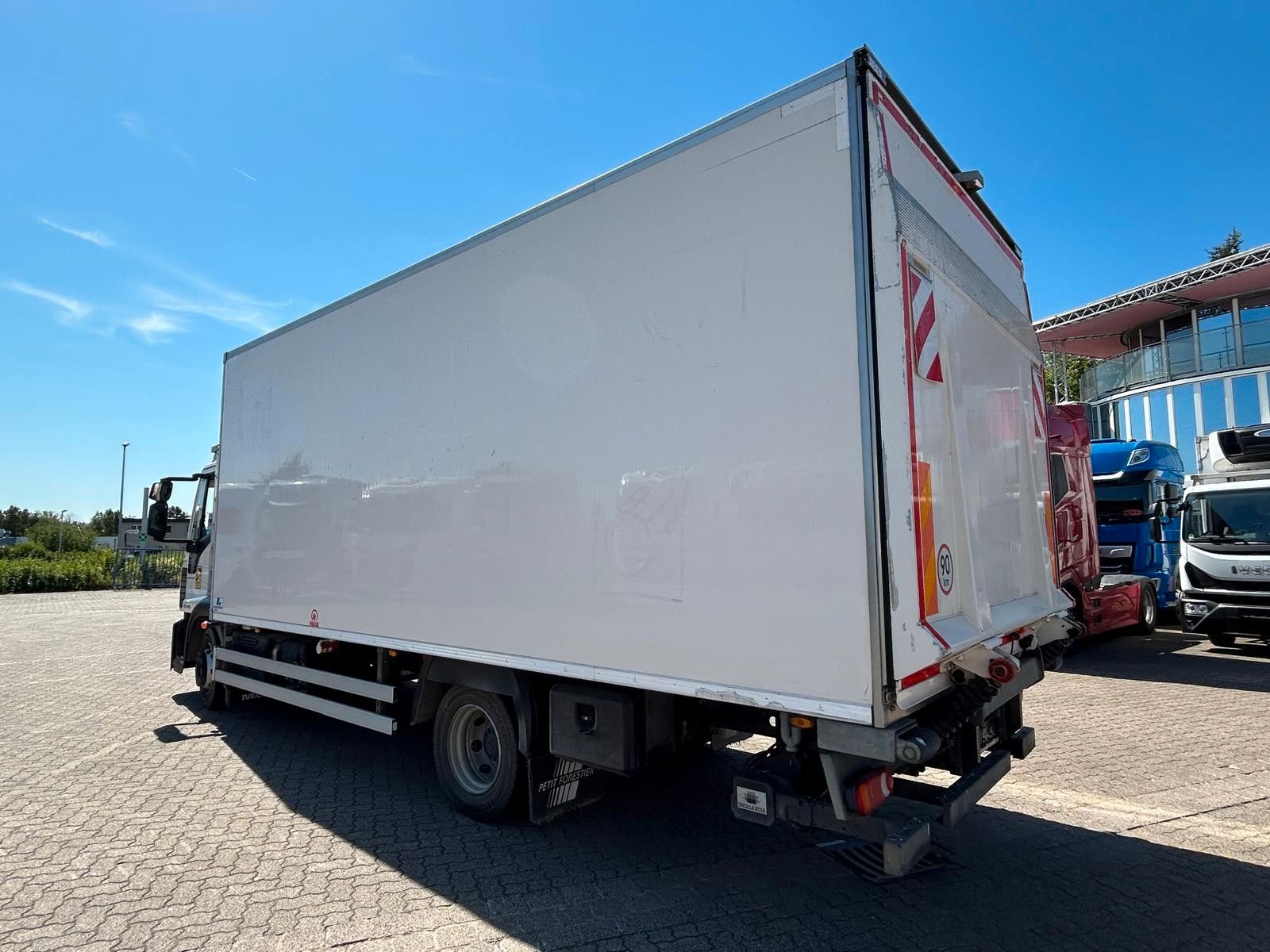 Fahrzeugabbildung Iveco EuroCargo 120 El 210L Carrier Supra