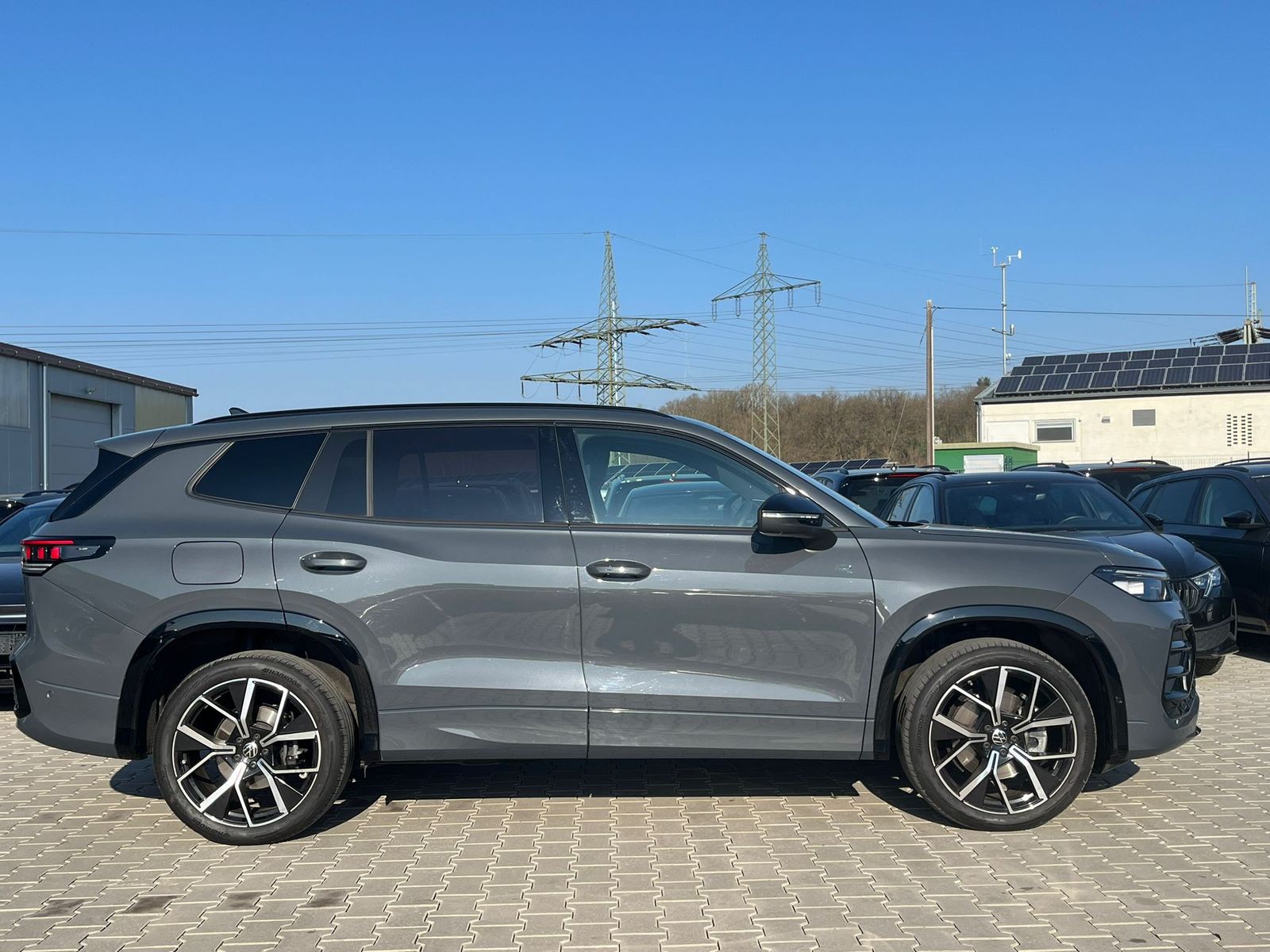 Fahrzeugabbildung Volkswagen Tayron 2.0 TDI 4M R-Line BLACK*7Si*MATRIX*PANO