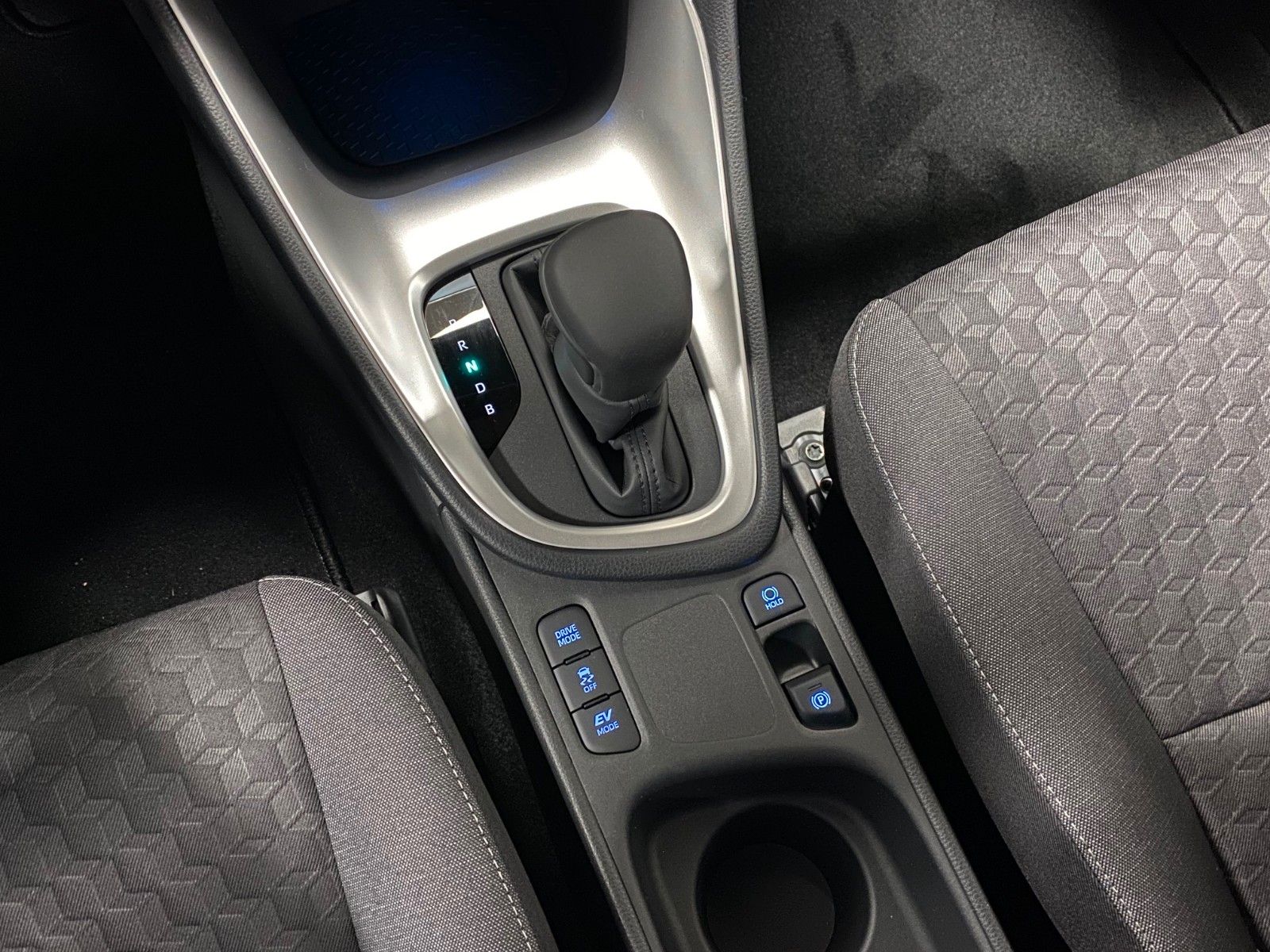 Fahrzeugabbildung Toyota Yaris 1.5 VVT-i Hybrid CVT Comfort+ABNEHMB. AHK
