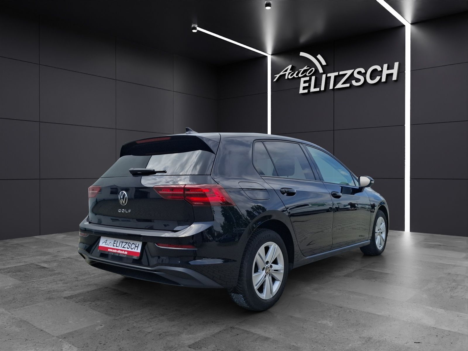 Fahrzeugabbildung Volkswagen Golf VIII TSI Life LED AHK STHZ ACC Navi Pano AI