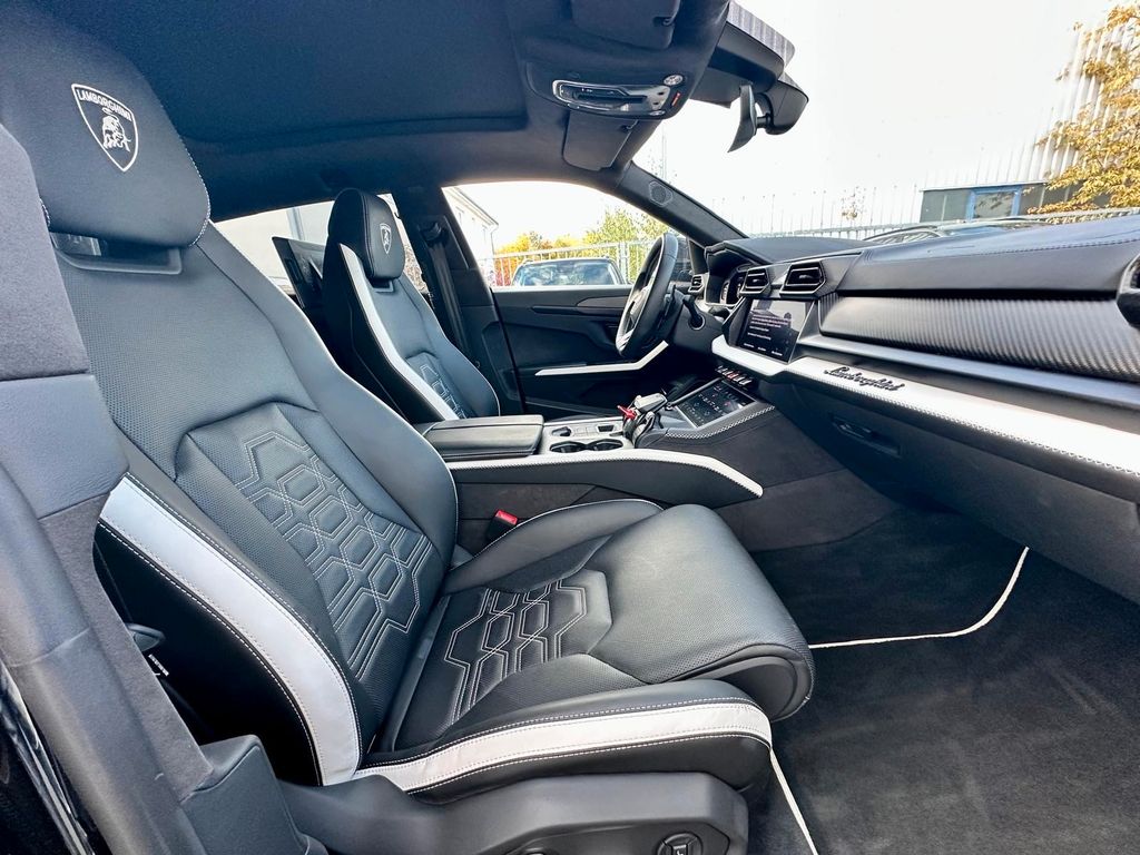 LAMBORGHINI Urus 2025