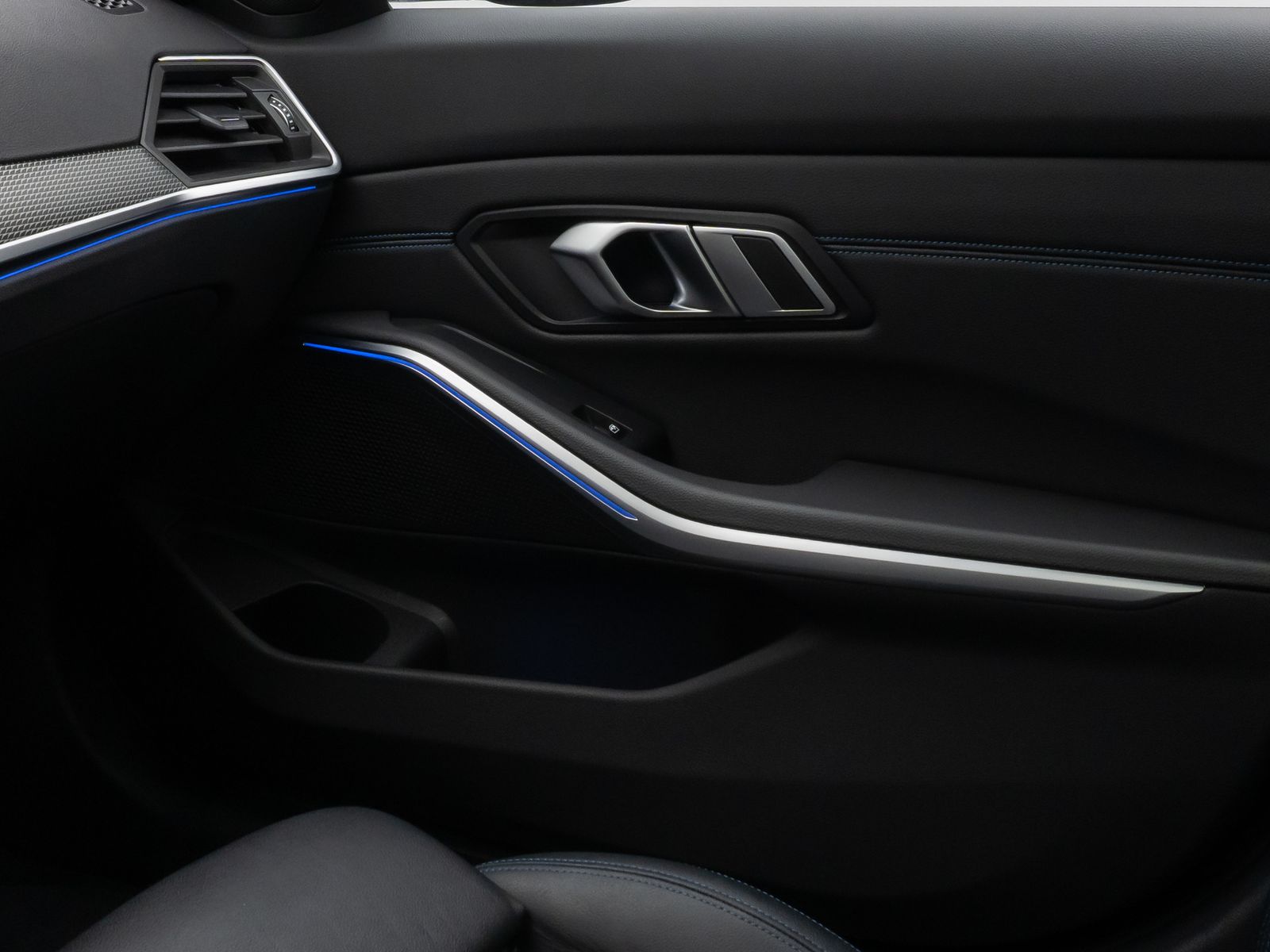 Fahrzeugabbildung BMW 330i M Sport Panorama Kamera Laser HUD DAB HiFi