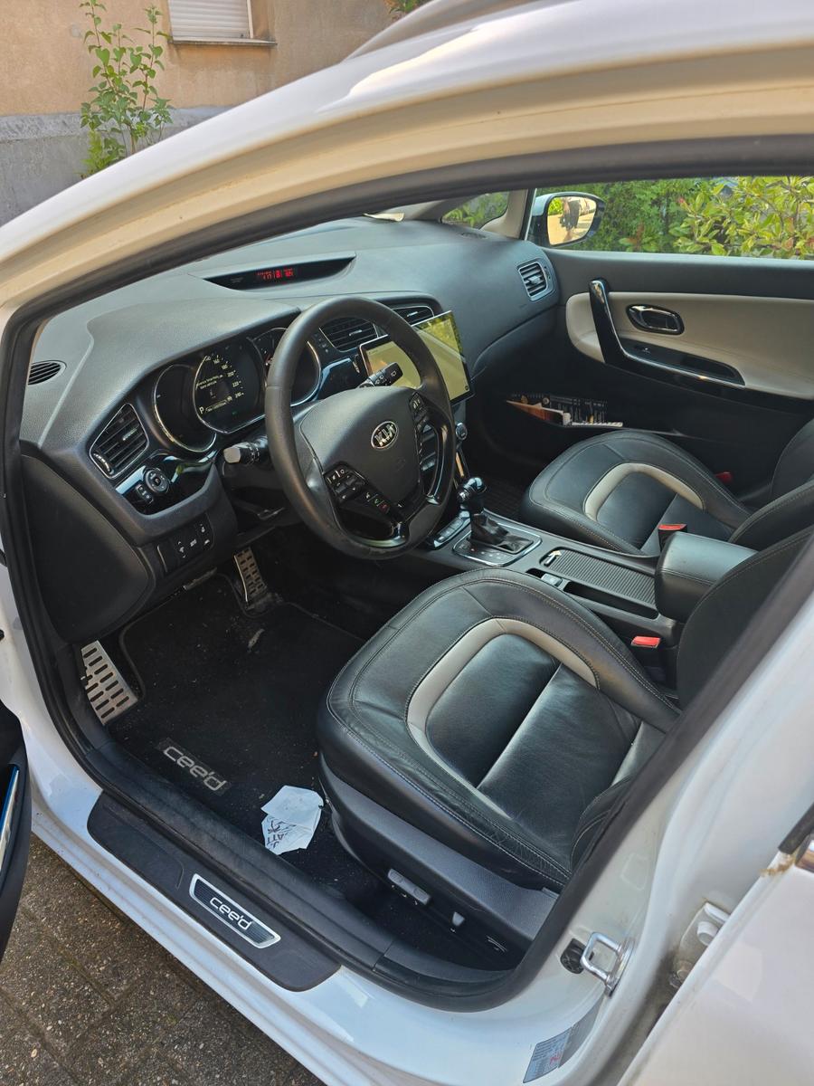 Kia cee'd 2012 — photo 8