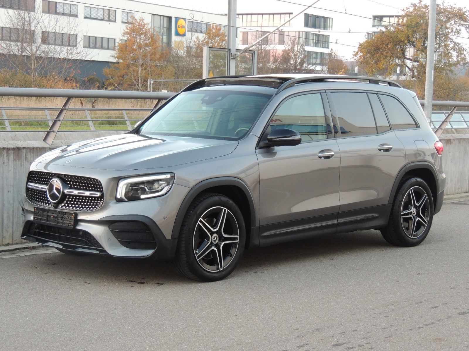 MERCEDES-BENZ GLB220d AMG Pano Distronic Memory Standheizung