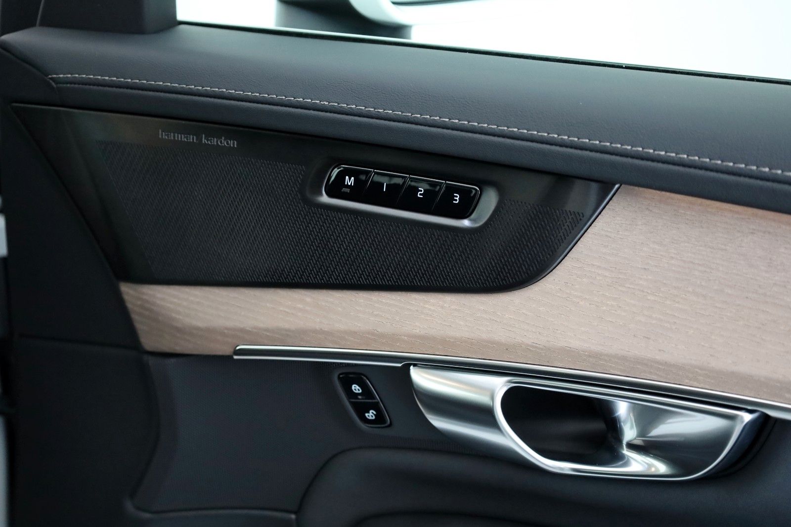 Fahrzeugabbildung Volvo XC90 Plus Bright AWD 7Si,Leder,Navi,LED,HUD,360°