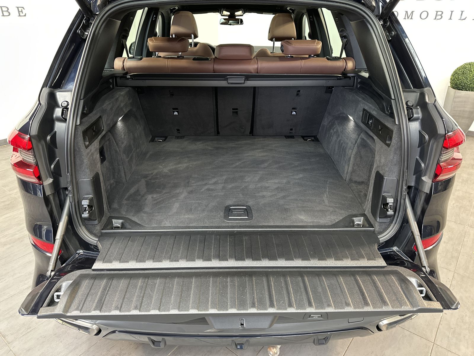 Fahrzeugabbildung BMW X5 M50i NAV+LASER+AHK+HEAD-UP+PANO+360°+ACC+21ZO