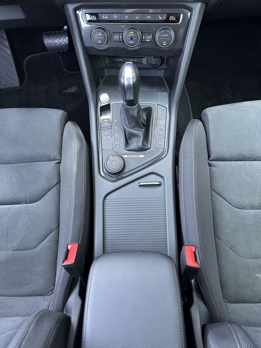Fahrzeugabbildung Volkswagen Tiguan Allspace 2.0 TDI 4M HL NAV+LED+AHK+PANORA