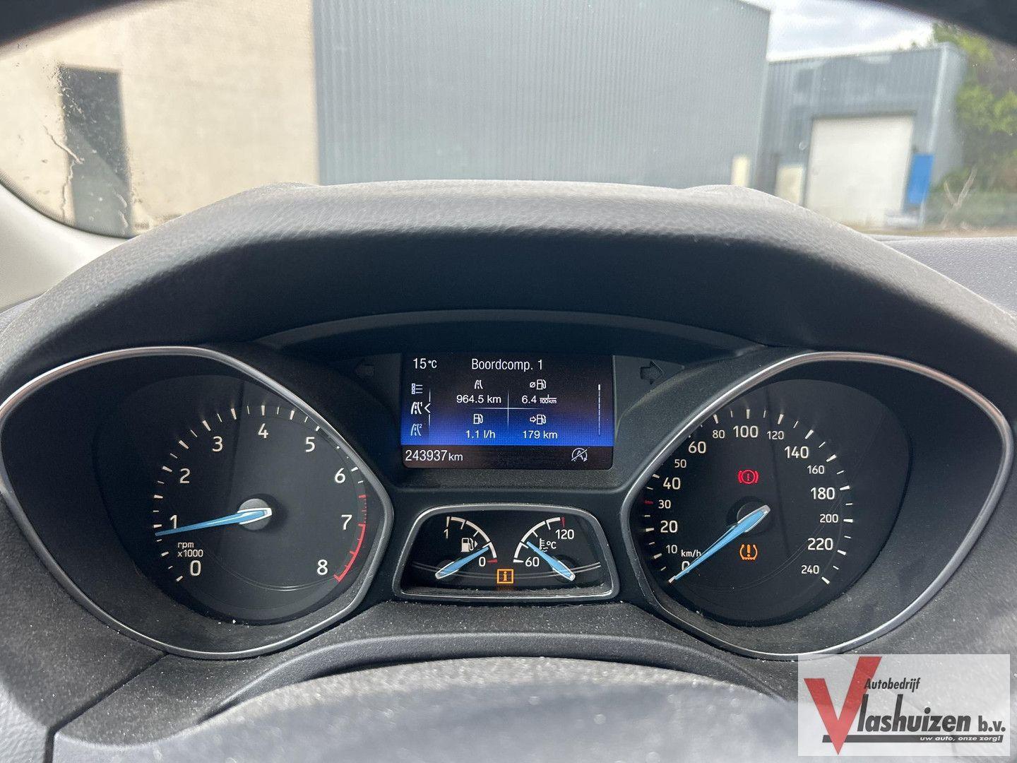 Ford Focus 2015 — photo 22