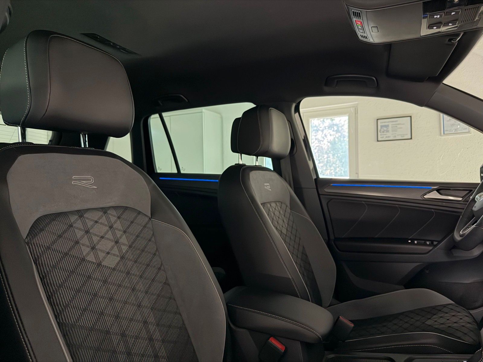 Fahrzeugabbildung Volkswagen Tiguan 2.0 TDI R-LINE/IQ-LED/KAMERA/ACC/AMBI+