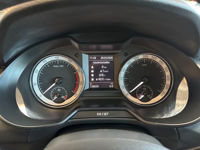 Skoda Octavia *LED*NAVI*2-ZONEN*CAM*CARPLAY*