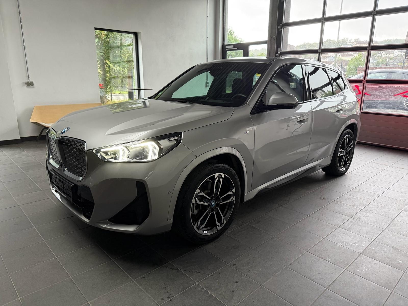 BMW iX1 30 xDrive M Sport Pano_Headup_AHK_HK_DA Prof
