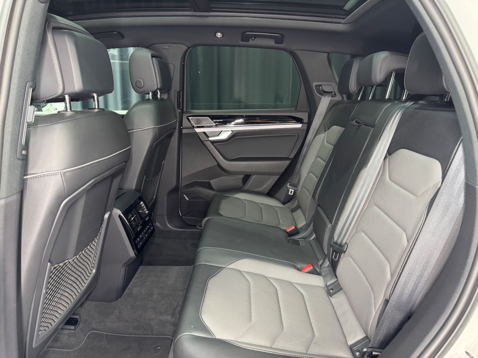 Fahrzeugabbildung Volkswagen Touareg 4.0 V8 TDI RLine|4Motion|MASSAGE|AHK|DYN
