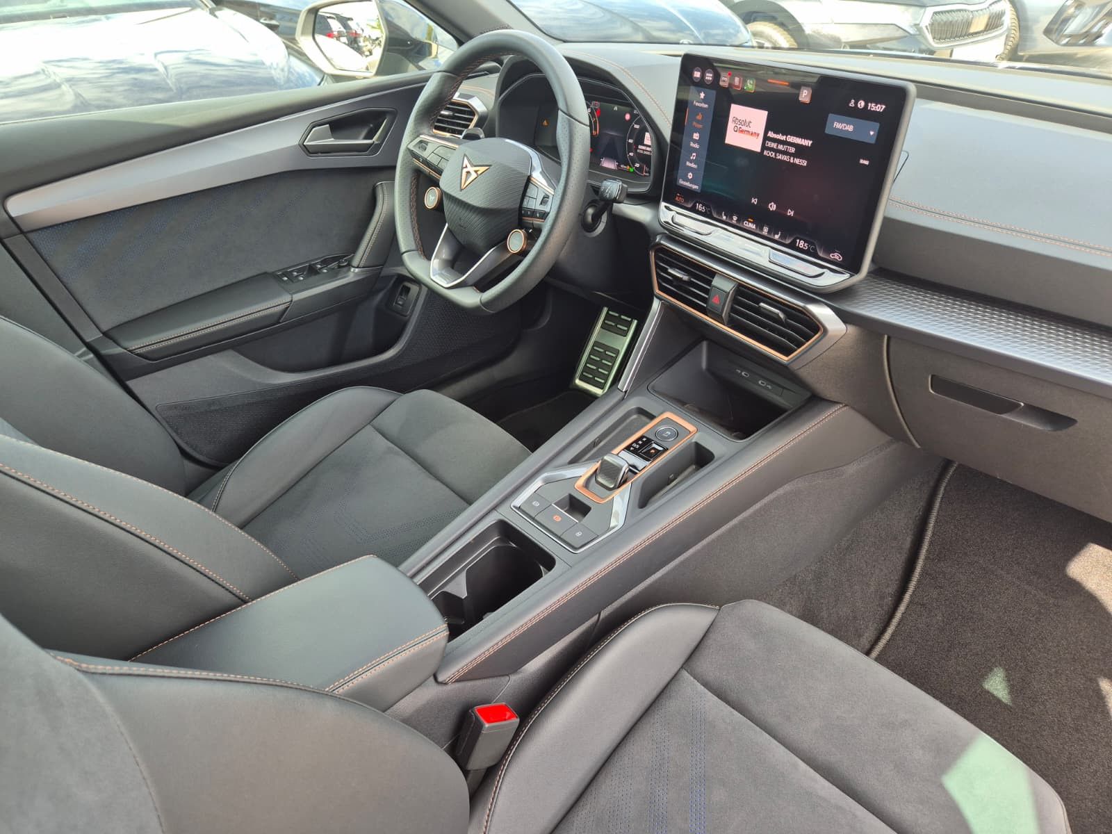 Fahrzeugabbildung CUPRA Leon 1.5 eTSI DSG AHK*DYNAMICA*EDGE*LED*5JGARAN.