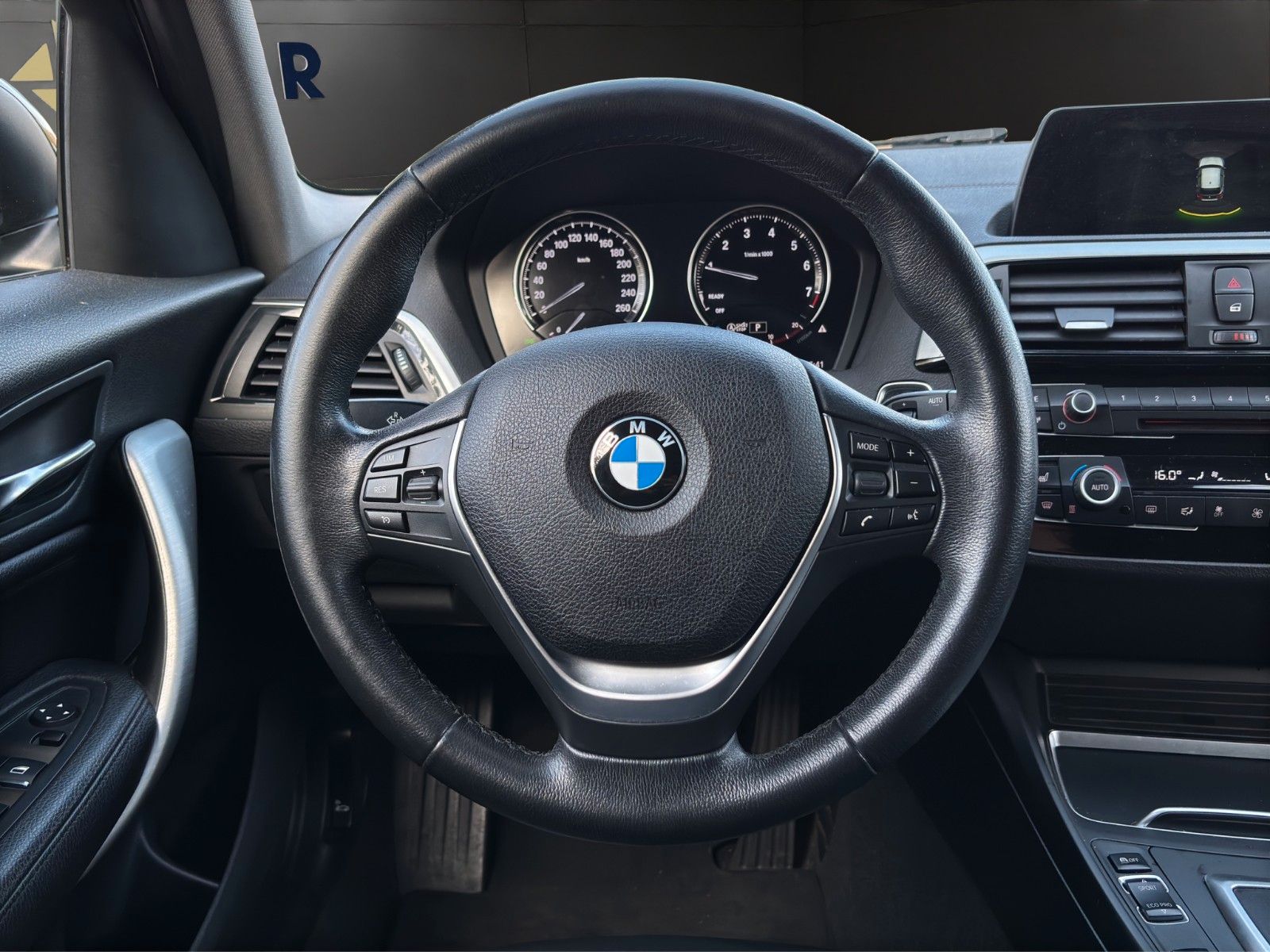 Fahrzeugabbildung BMW 118i Sport Line *Leder*Navi*Dig.Cock*LED*