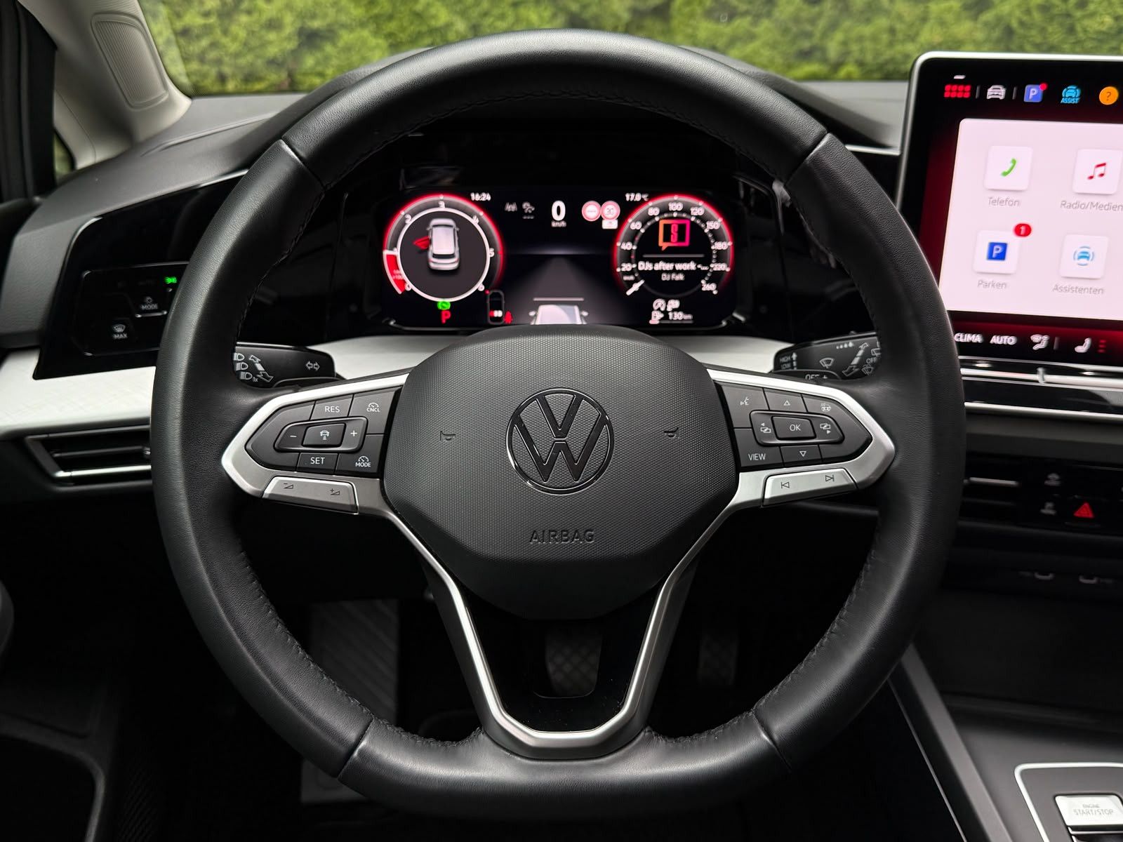Fahrzeugabbildung Volkswagen Golf 2.0 TDI DSG LIFE LED+KAM+ACC+SHZ+CARPL+AMBI