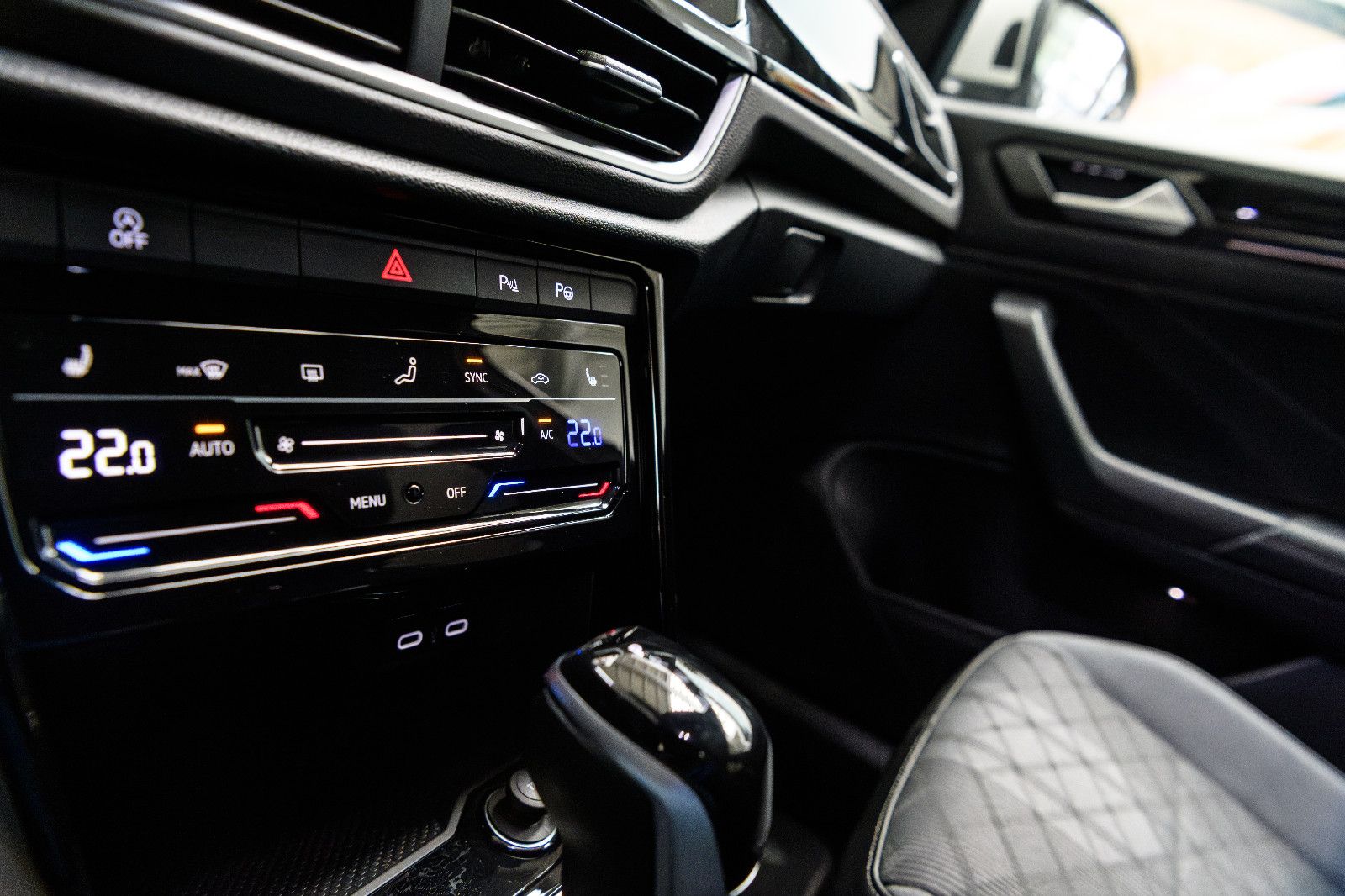 Fahrzeugabbildung Volkswagen T-Roc R-Line 1.5 TSI DSG LED+KAMERA+KEYLESS