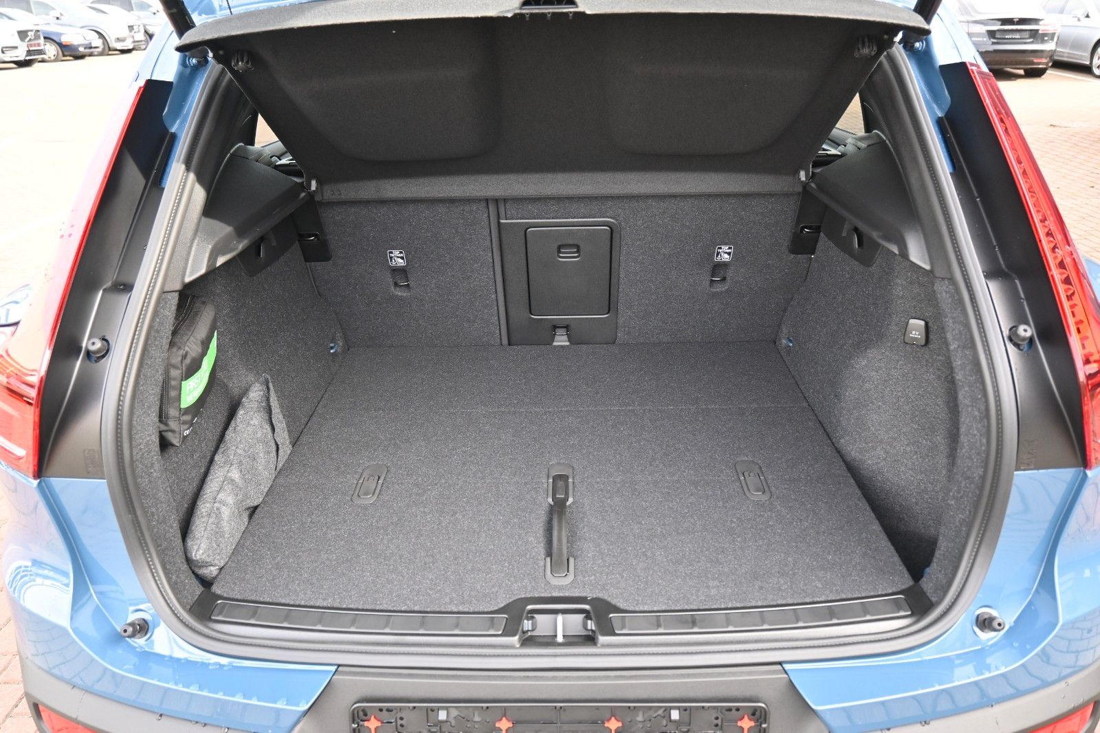 Fahrzeugabbildung Volvo XC40 B4 Black Ultra Dark*FSHZG*PANO*360°*ACC