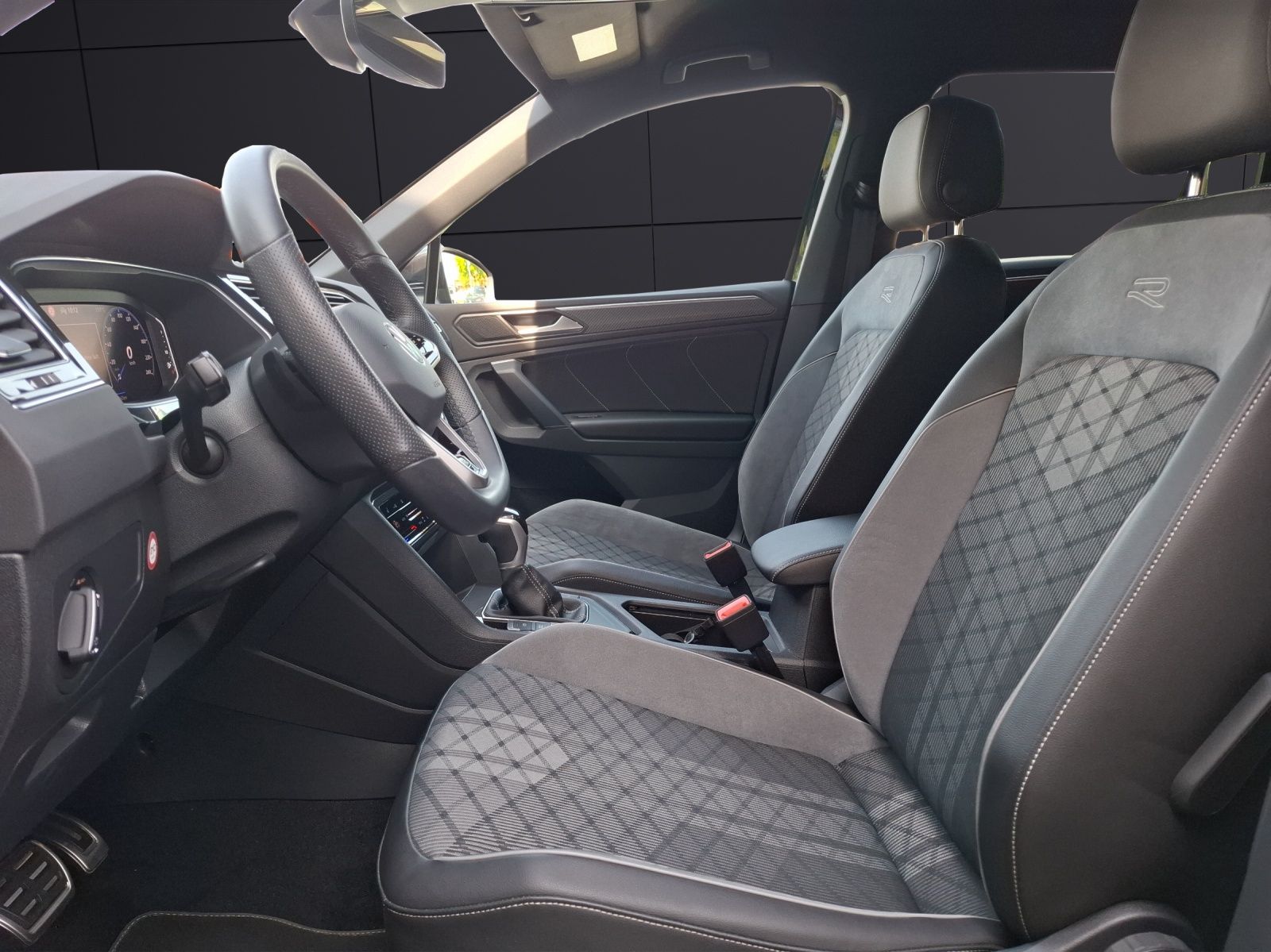 Fahrzeugabbildung Volkswagen Tiguan TDI R-Line DSG STH Matrix AHK Navi AID AC