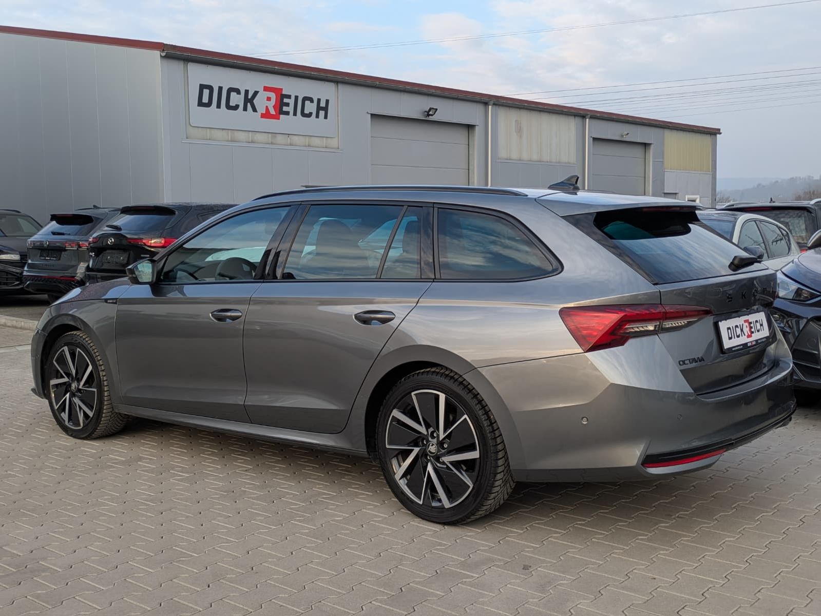 Fahrzeugabbildung SKODA Octavia 1.5 DSG Sportline PANO*MATRIX*AHK*5J.GAR