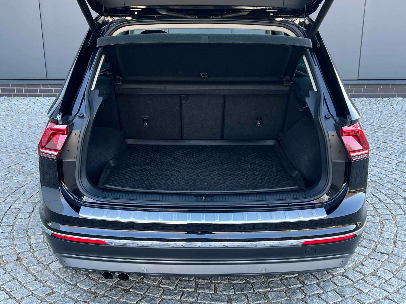 Fahrzeugabbildung Volkswagen Tiguan Highline 2.0 TSI DSG 4Motion *AHK, LED, A