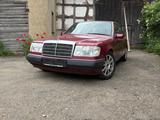 Mercedes-Benz Mercedes W124 200E - 512 Almandinrot - Mercedes-Benz 200 aus 1993
