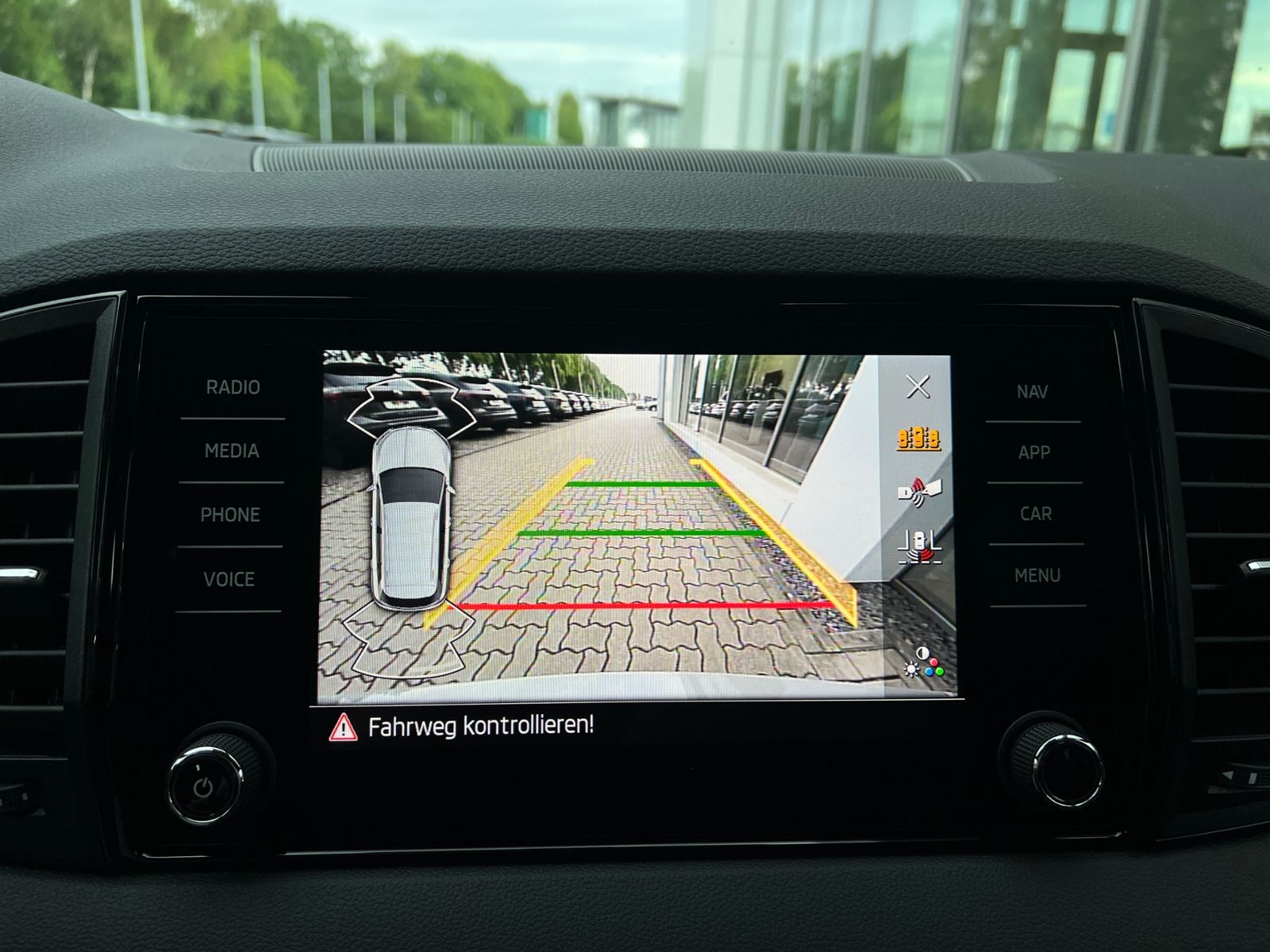 Fahrzeugabbildung SKODA Karoq Sportline 2.0 TSI 4x4 DSG *CANTON, AHK, 19