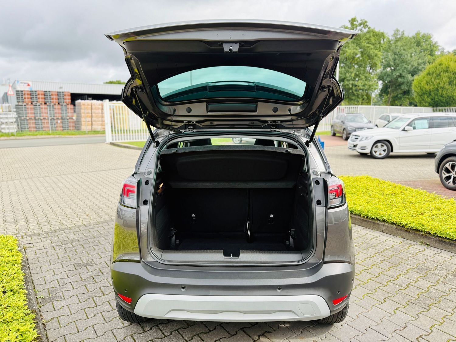 Fahrzeugabbildung Opel Crossland X 1,2 T ELEG., Navi, Panod, LED, RFK,