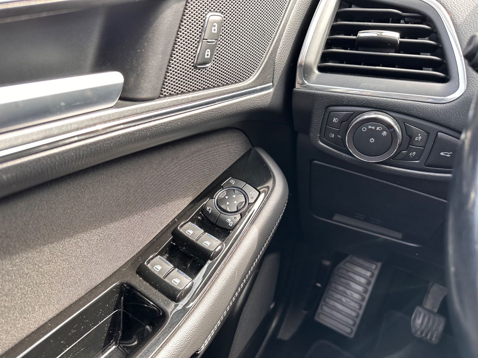 Fahrzeugabbildung Ford S-Max 1.5 EB Titanium 7-Sitz/LED/KeyFree/RFK/PDC