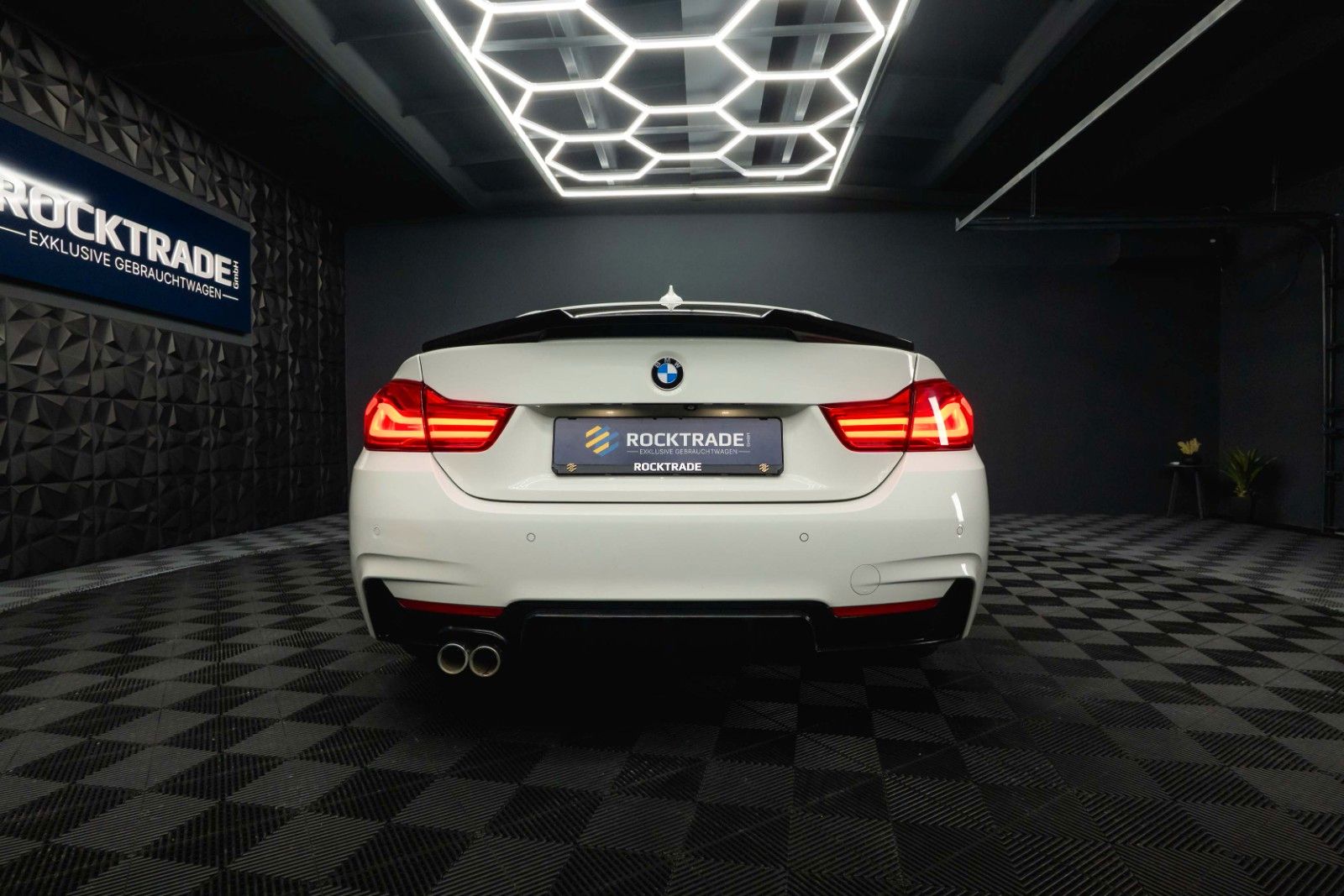 Fahrzeugabbildung BMW 420i M Sport Coupe Shadow Line Performance LCI