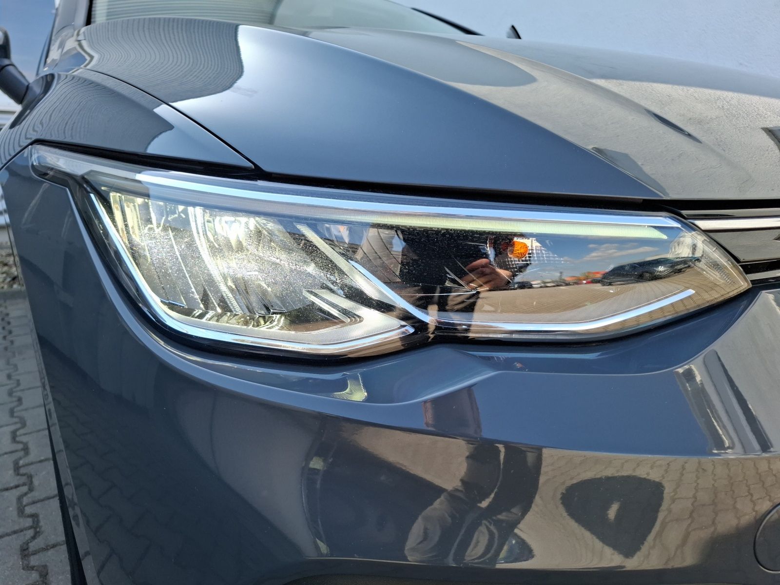 Fahrzeugabbildung Volkswagen Golf VIII Variant eTSI Life DSG LED AHK Navi AID