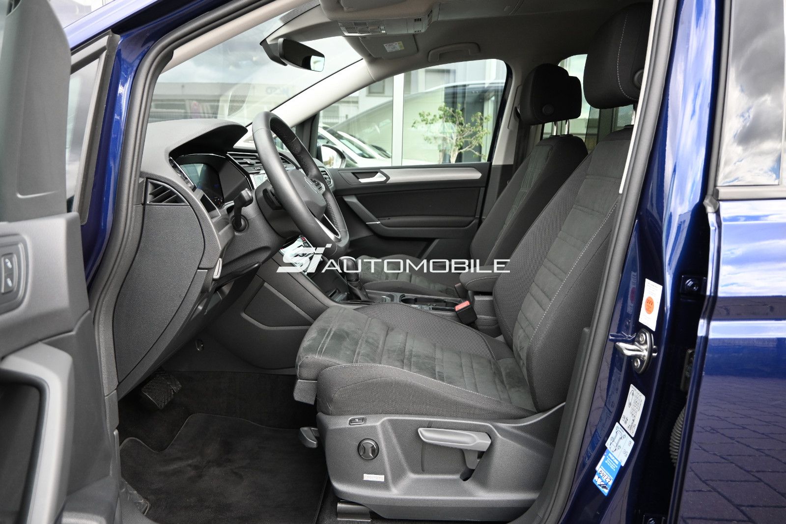 Fahrzeugabbildung Volkswagen Touran 1.5 TSI DSG °ACC°AHK°DYNAUD.°ERGO°STANDHZ